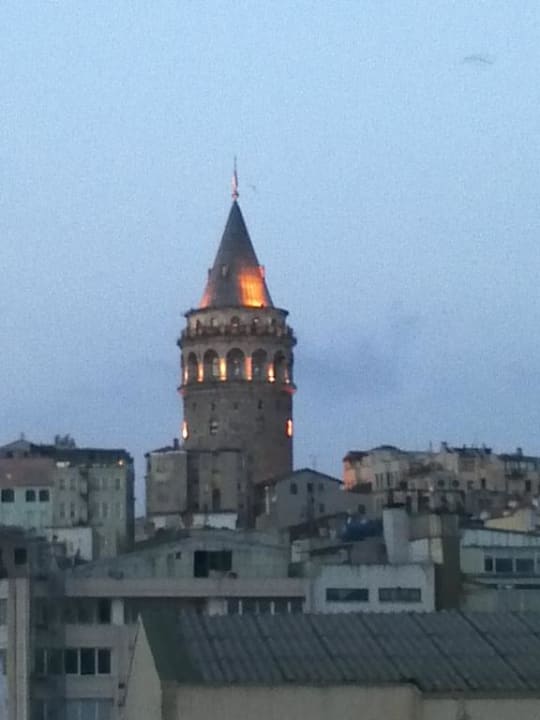 Blick auf den Galataturm während des Essens Istanbul Golden City Hotel
