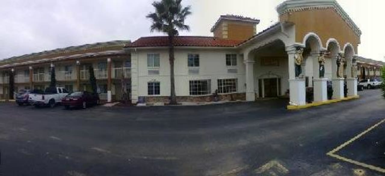 Eingang zur Rezeption, Panoramabild das Haus ist g Motel 6 Lafayette - University Ave