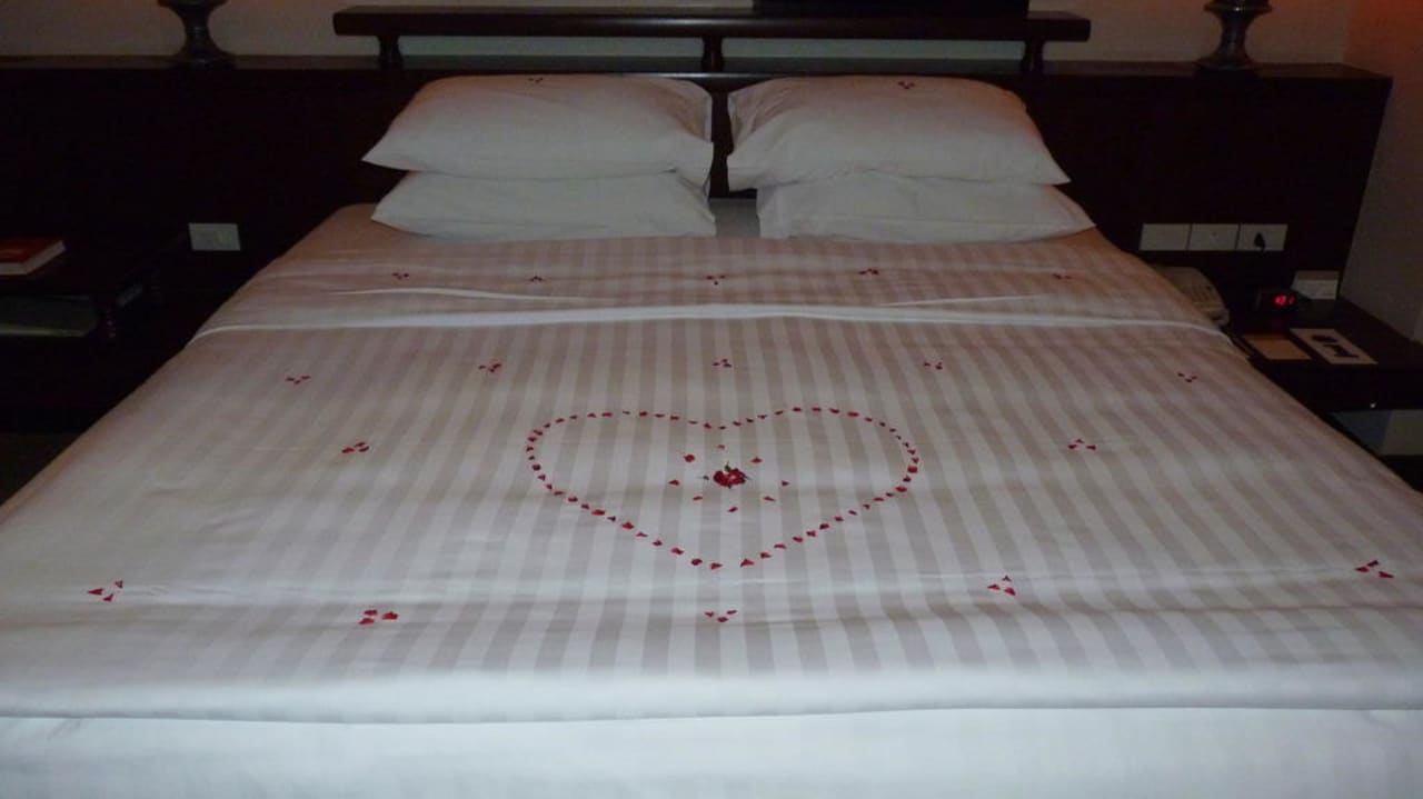 Kingsize-Bett Mövenpick Resort & Spa Karon Beach Phuket