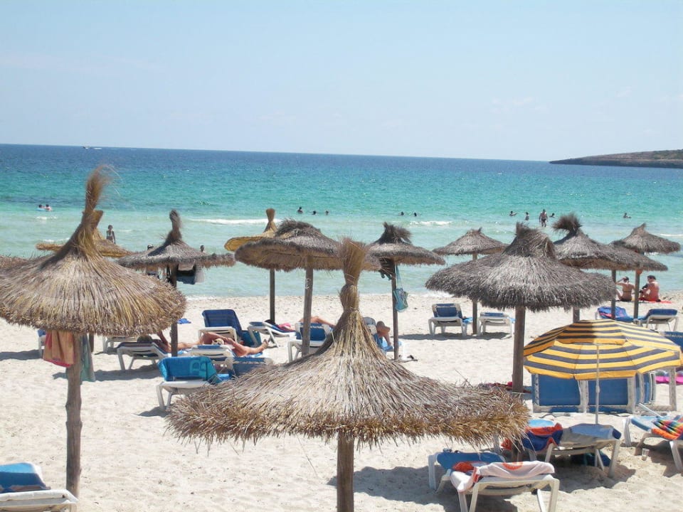 Der Strand direkt vor dem Hotel allsun Hotel Borneo - Adults only