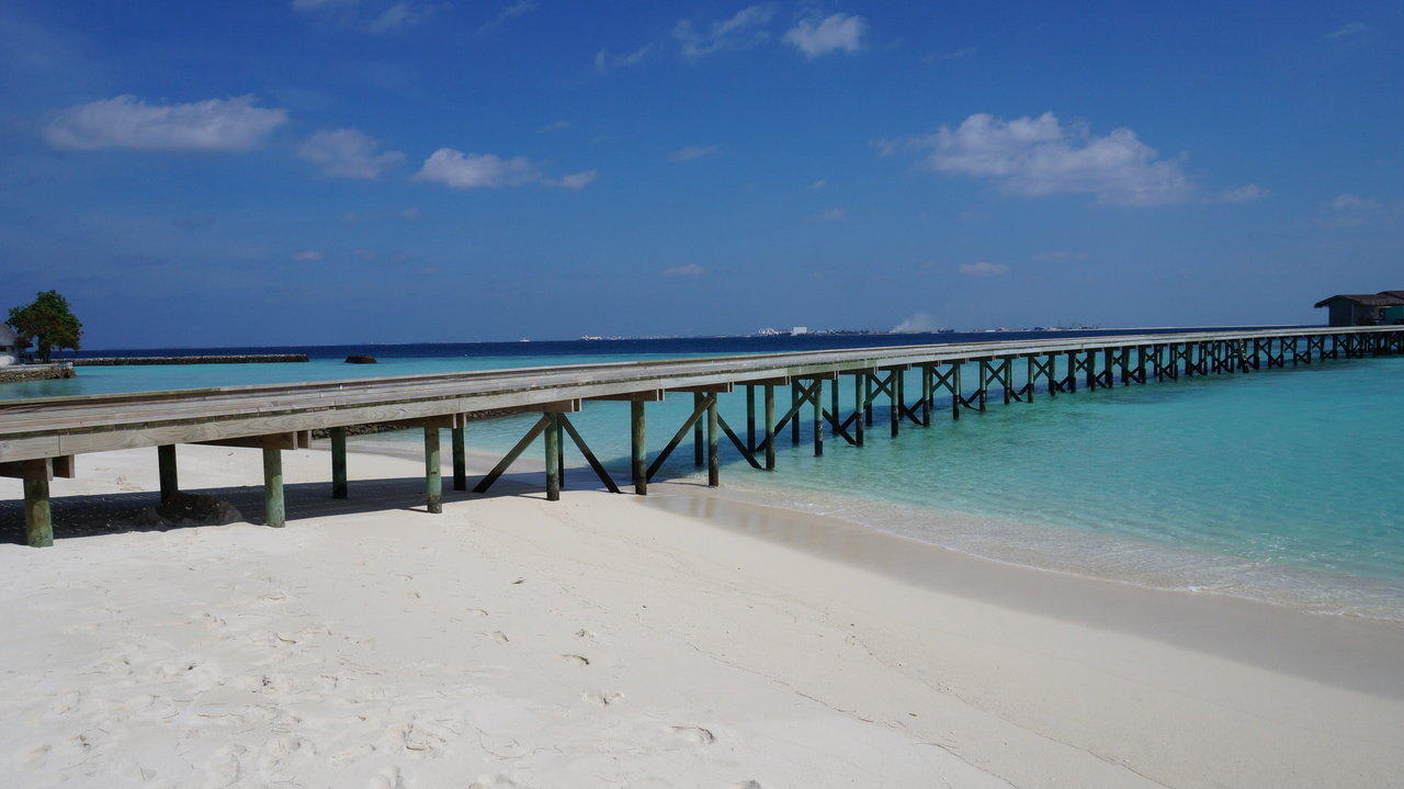 Strandausblick Centara Ras Fushi Resort & Spa Maldives