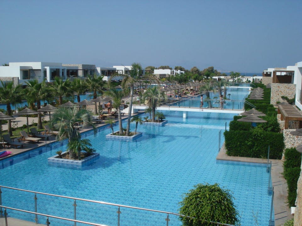 Poolanlage mit Blick zum Meer von der Bar TUI BLUE Palazzo del Mare