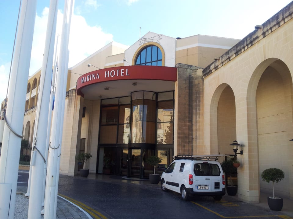 Hoteleingang Verdi St George's Bay Marina