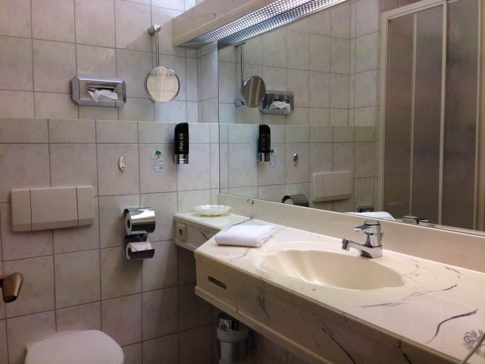 Bad mit viel Ablagefläche Best Western Hotel Rhön Garden