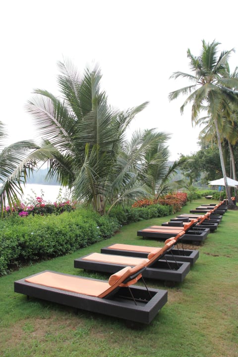 Liegen auf der Gartenanlage mit Blick zum Meer Hotel Grand Hyatt Goa