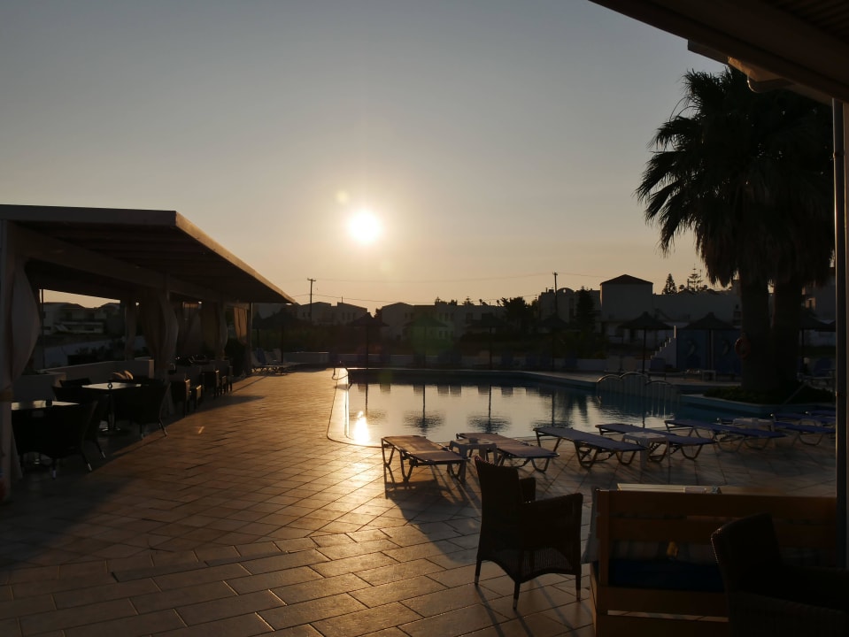 Am frühen Morgen am Pool Hotel Hara Ilios Village