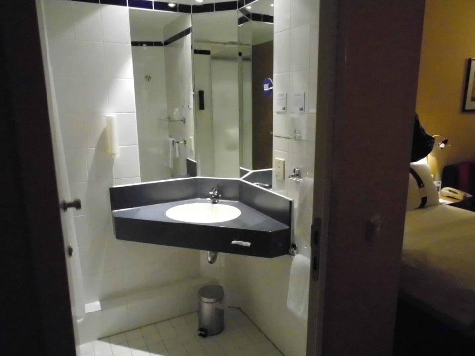 Bad Holiday Inn Express Frankfurt - Airport