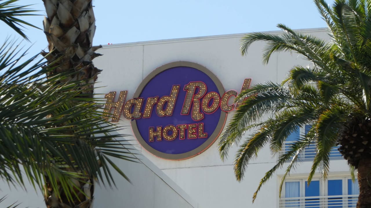 Logo Virgin Hotels Las Vegas, Curio Collection by Hilton