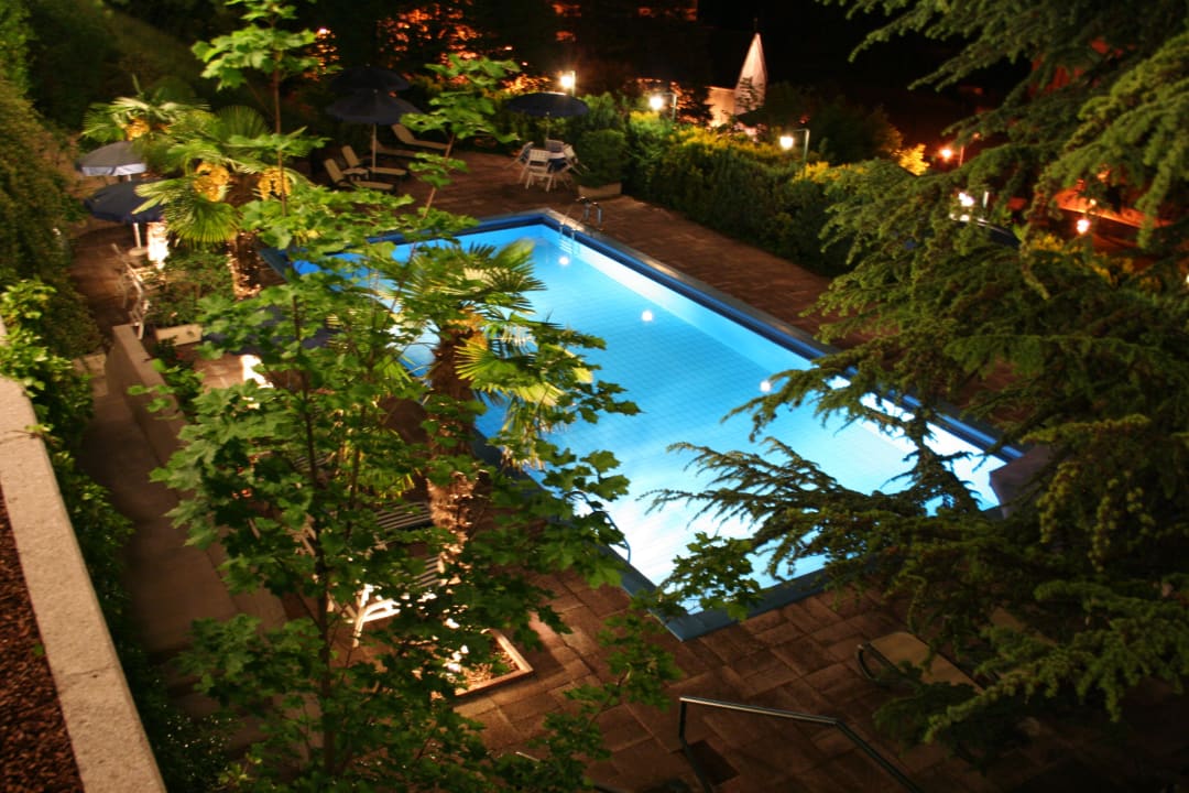 Pool by night Hotel Miralago