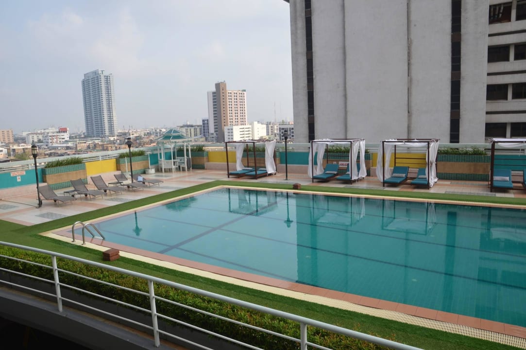 Pool mit Aussicht auf Bangkok Hotel Evergreen Place Bangkok