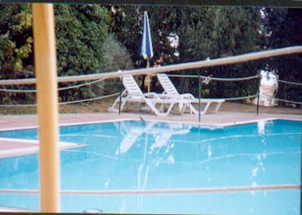 Pool und Liegen ohne Auflage Hotel Villa Paradiso