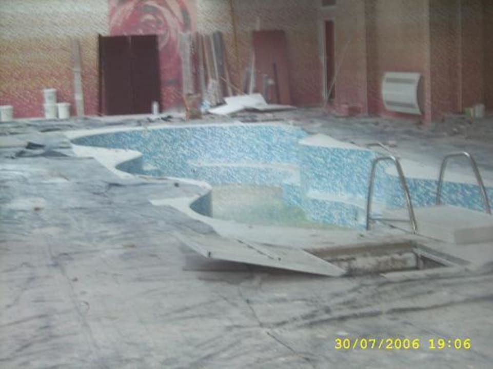 unfertiger Pool Hotel Planeta