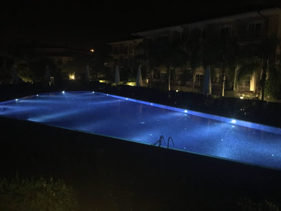 Ruhepool bei Nacht Sunis Elita Beach Resort & Spa