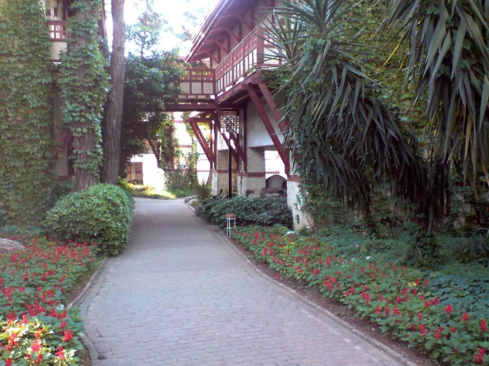 Der Weg durch die Gartenanlage Ulusoy Kemer Holiday Club