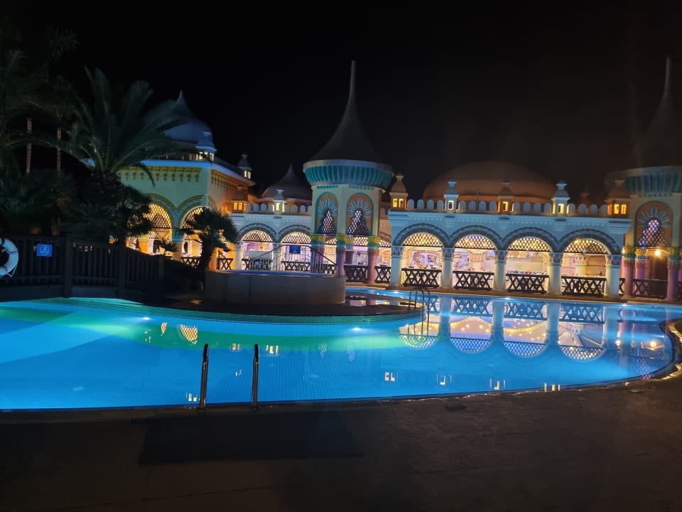 Pool Kamelya Aishen Club