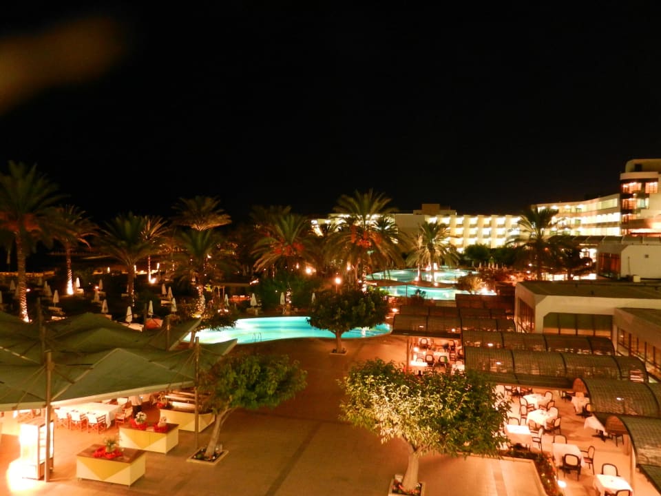Blick vom Zimmer bei Nacht Constantinou Bros Athena Beach Hotel