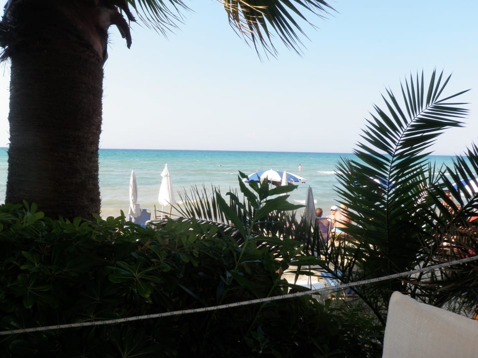 Widok z baru na plażę Tsilivi Beach Hotel