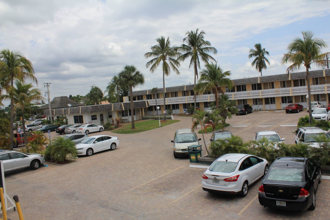 Parkplätz im Innenhof Hotel Outrigger Beach Resort