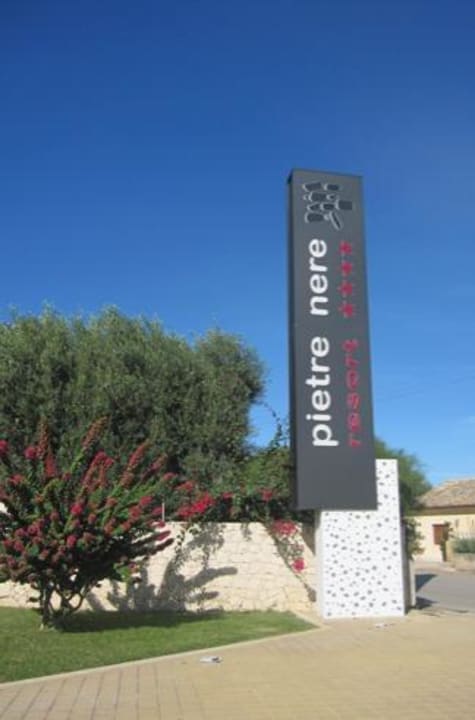 Einfahrt Hotel Pietre Nere Resort