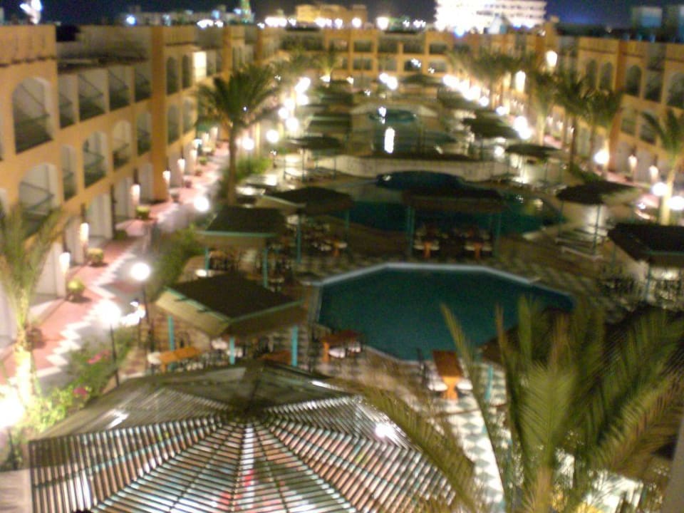 Die Poolanlage am Abend Bel Air Azur Resort - Adults only