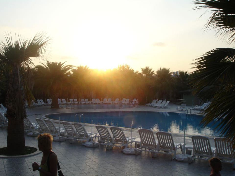 Pool bei Sonnenuntergang VONRESORT Golden Beach
