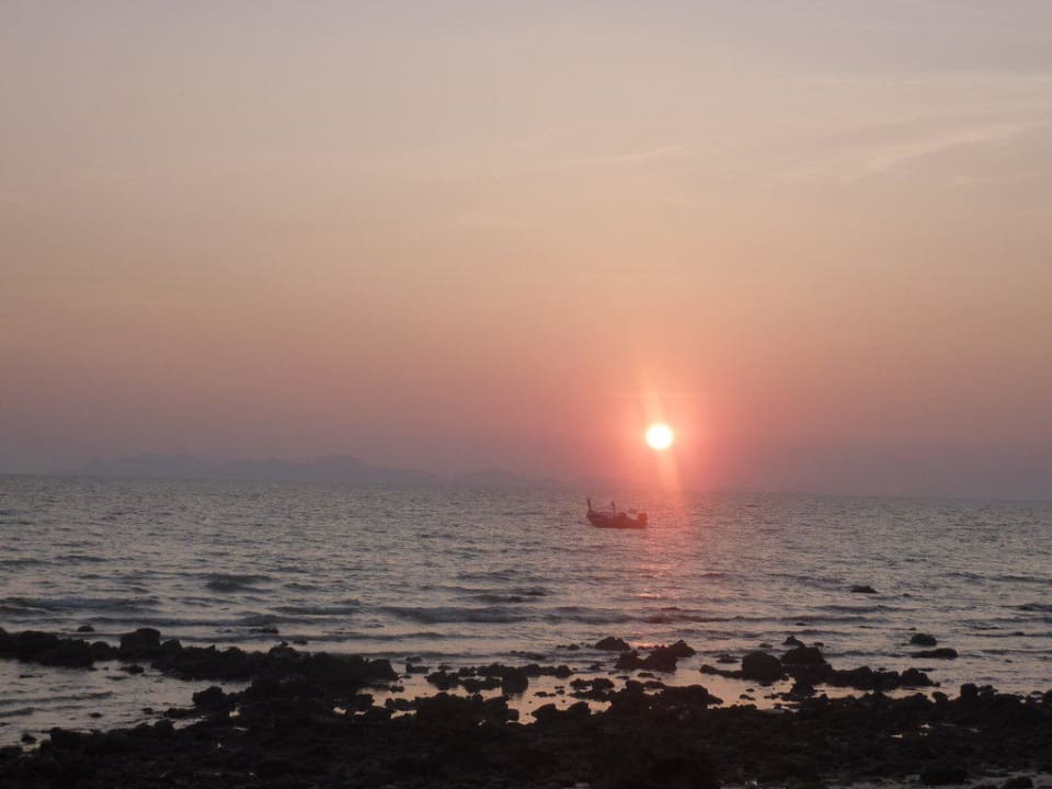 Sonnenuntergang am Steinstrand KohJum Resort