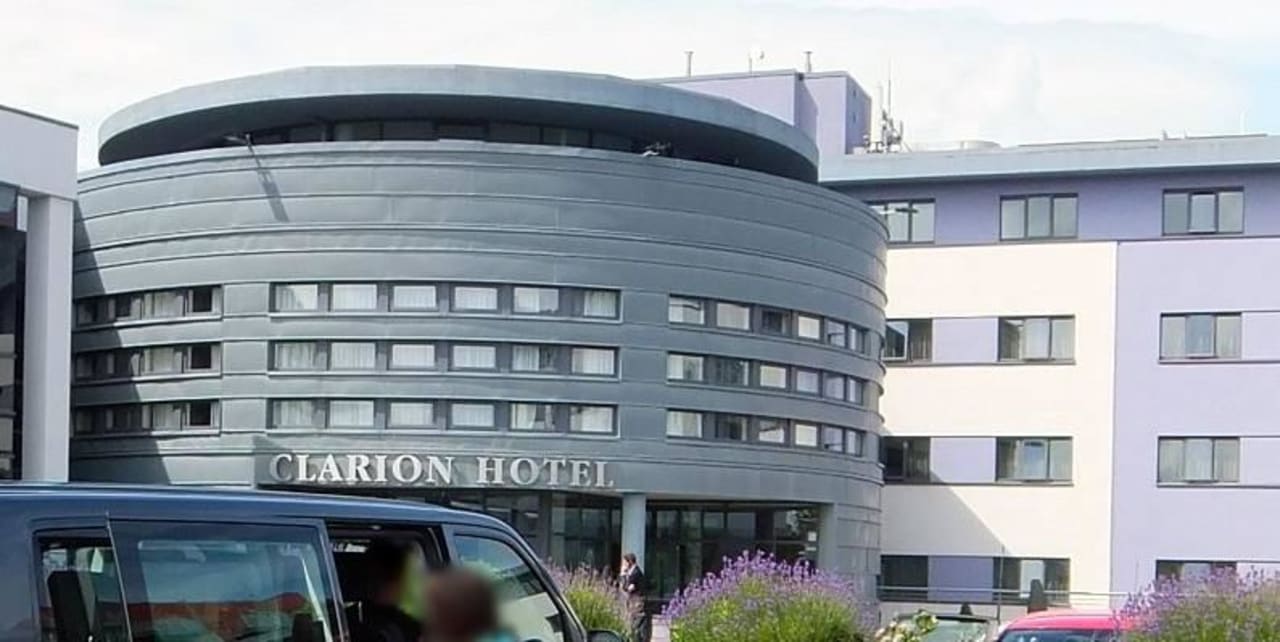 Vorderansicht vom Parkplatz Clayton Hotel Liffey Valley
