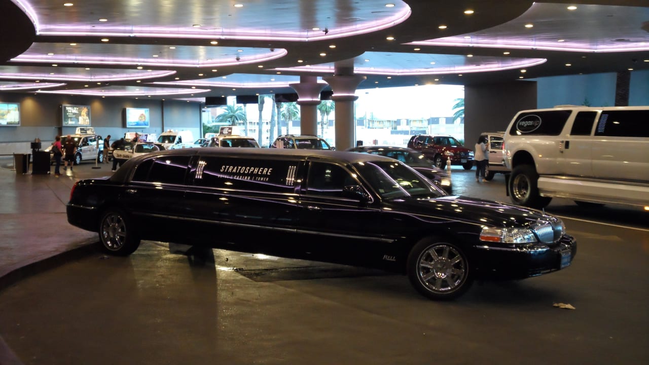Limo vorm Eingang The STRAT Hotel, Casino and SkyPod