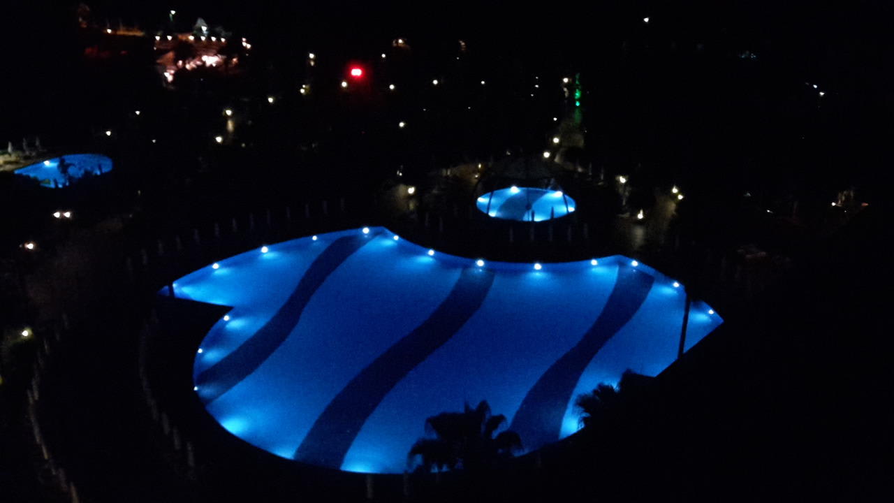 Poolblick bei Nacht Saphir Resort & Spa