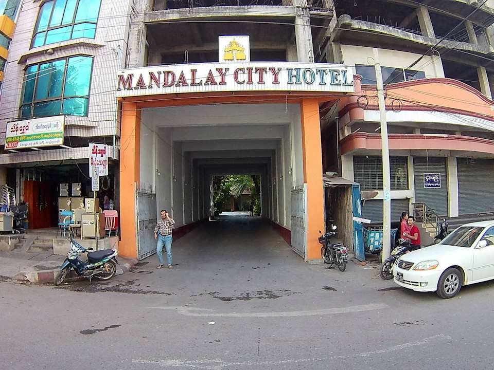 Eingang Hotel Mandalay City