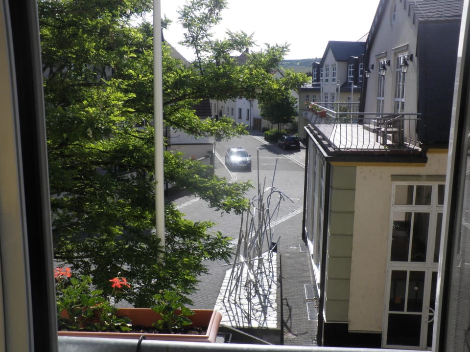 ...mit Blick auf die Straße Best Western Wein- & Parkhotel Nierstein