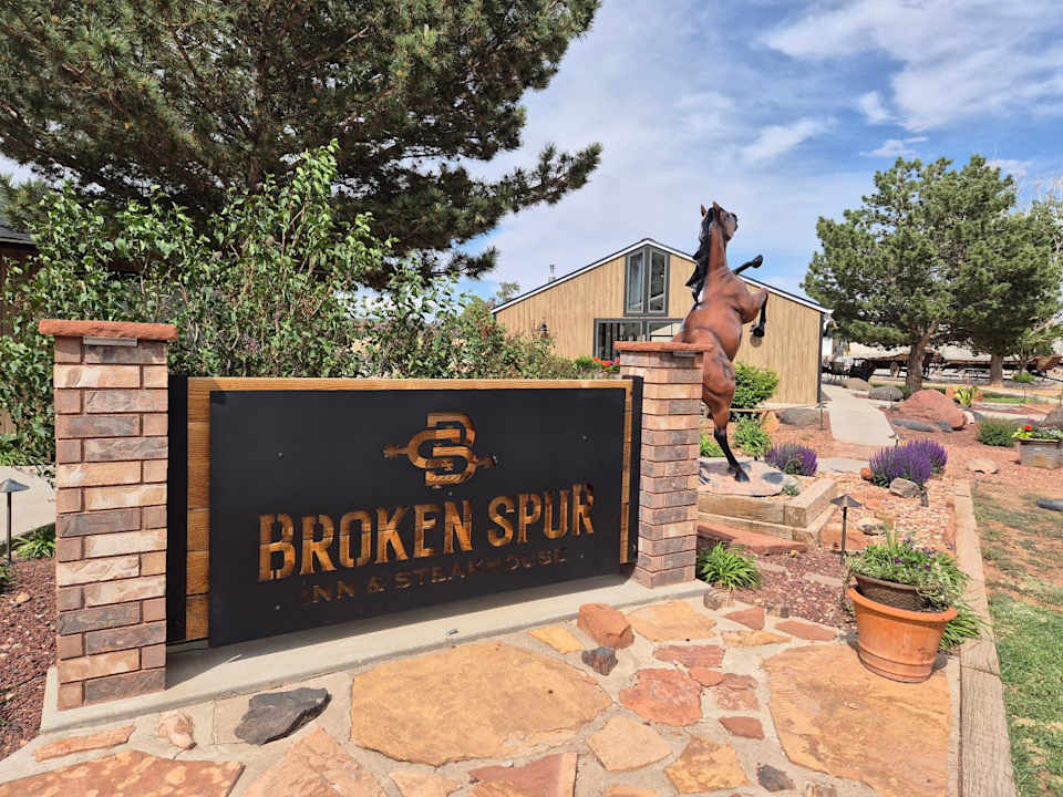 Außenansicht Broken Spur Inn & Steakhouse