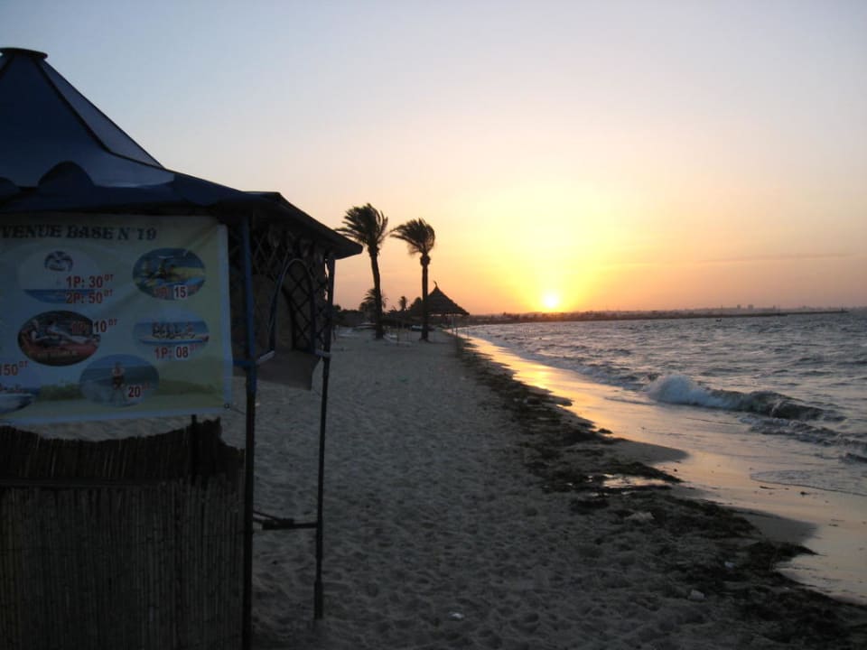Sonnenuntergang am Hotelstrand Hotel El Mouradi Skanes Beach