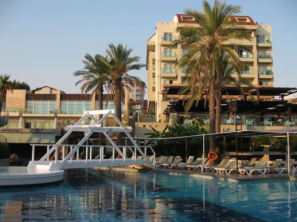 Pool mit Brücke und Haus 9 im Hintergrund Sealife Buket Resort & Beach