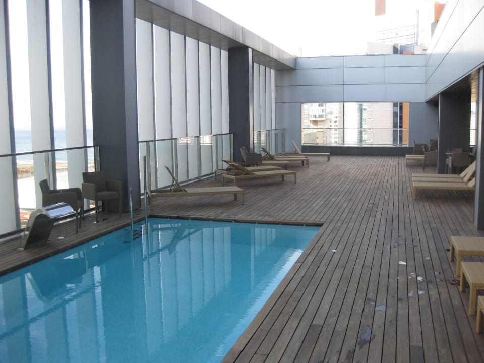 Links Blick zum Meer, rechts Überdachung Hotel SB Diagonal Zero Barcelona