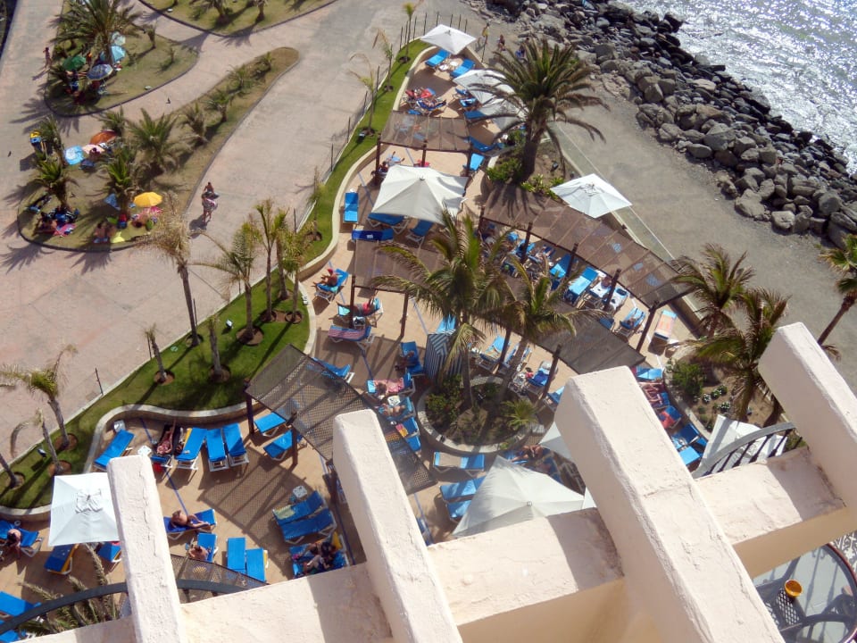 Blick von der Dachterrasse auf den Liegebereich Bull Dorado Beach & Spa