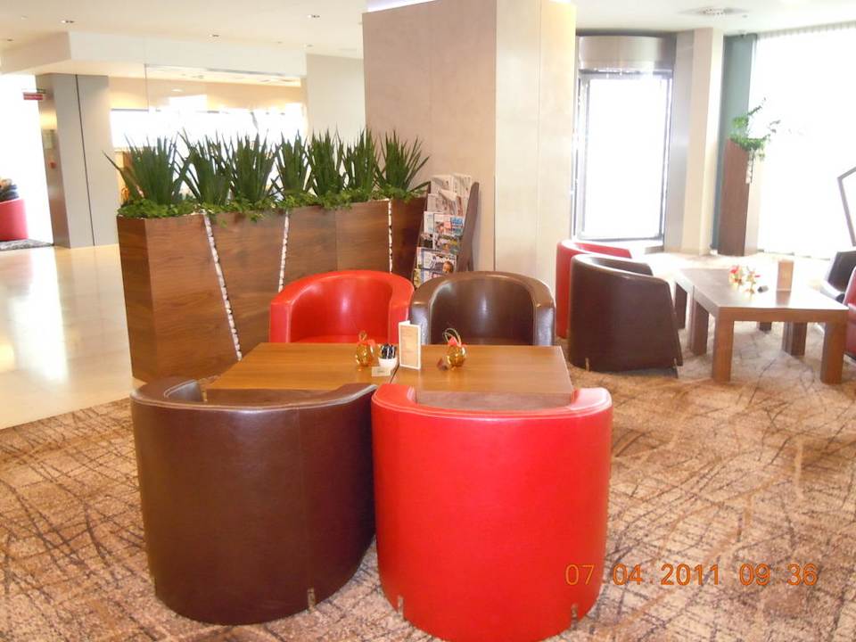 Sitzgelegenheiten im Lobby-Bereich Hilton Garden Inn Kraków