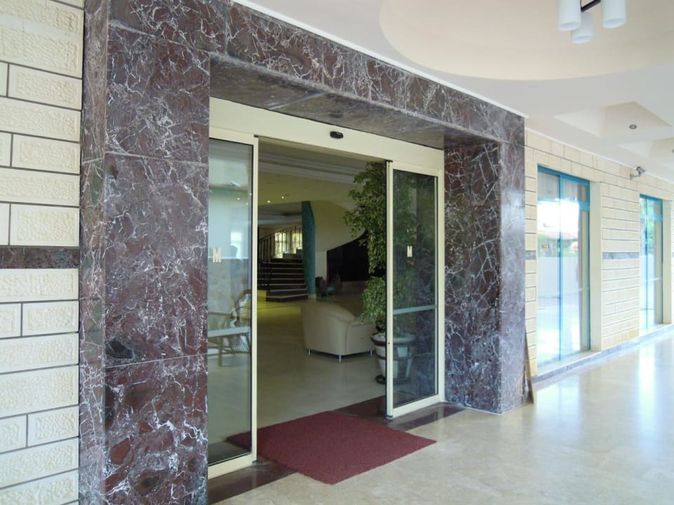 Wejście do hotelu Club Hotel Mirabell