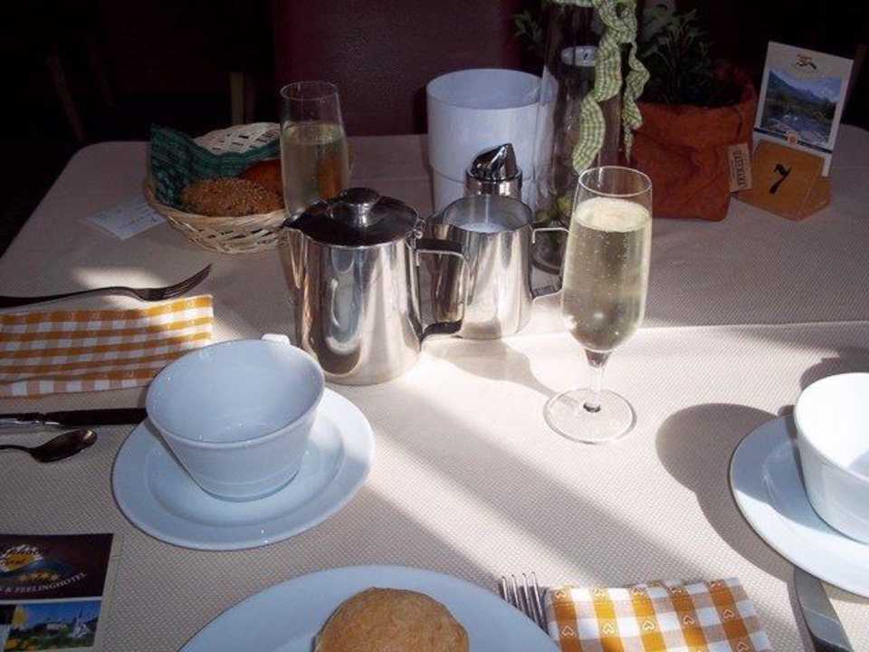Das Glas Sekt zum Frühstück Alphotel Tyrol