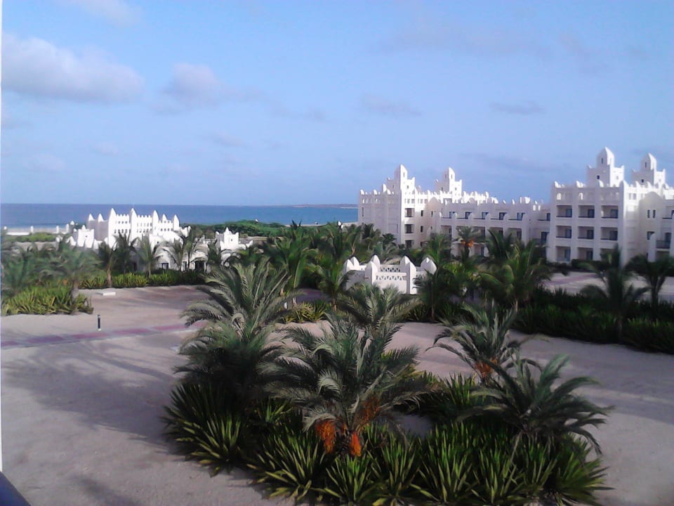 Blick vom Balkon, links das Wellnessgebäude Hotel Riu Karamboa