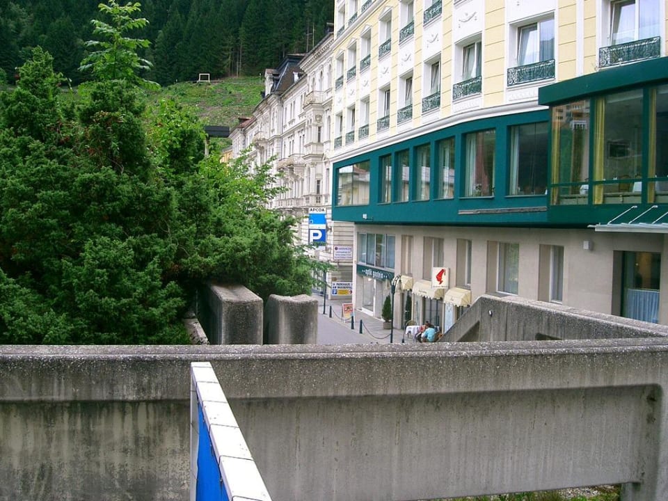 Blick von der Terrasse auf die Haupstraße Selina Bad Gastein