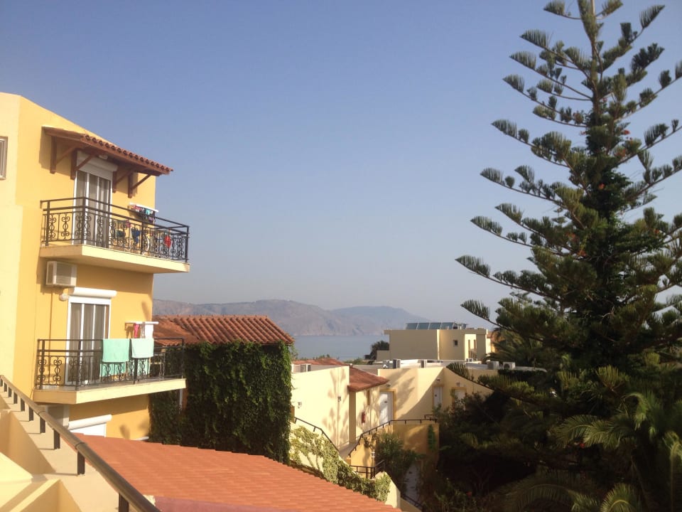 Ausblick vom Zimmer Richtung Meer Vantaris Luxury Beach Resort