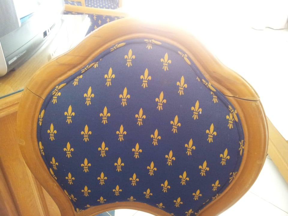 Kaputter Stuhl Desert Rose