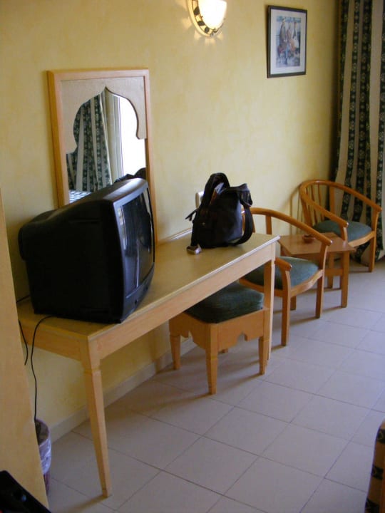 TV und Schreibtisch Zimmer 318 Djerba Castille