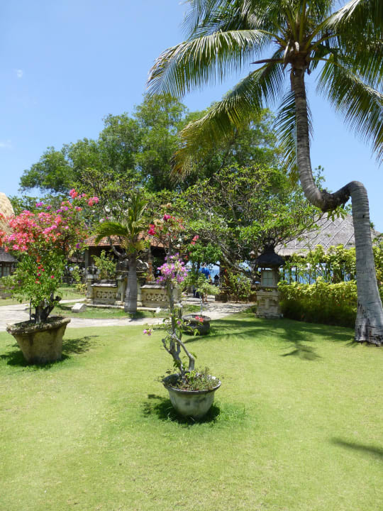 Gepflegte Anlage vor dem Strand Hotel Matahari Beach Resort & Spa