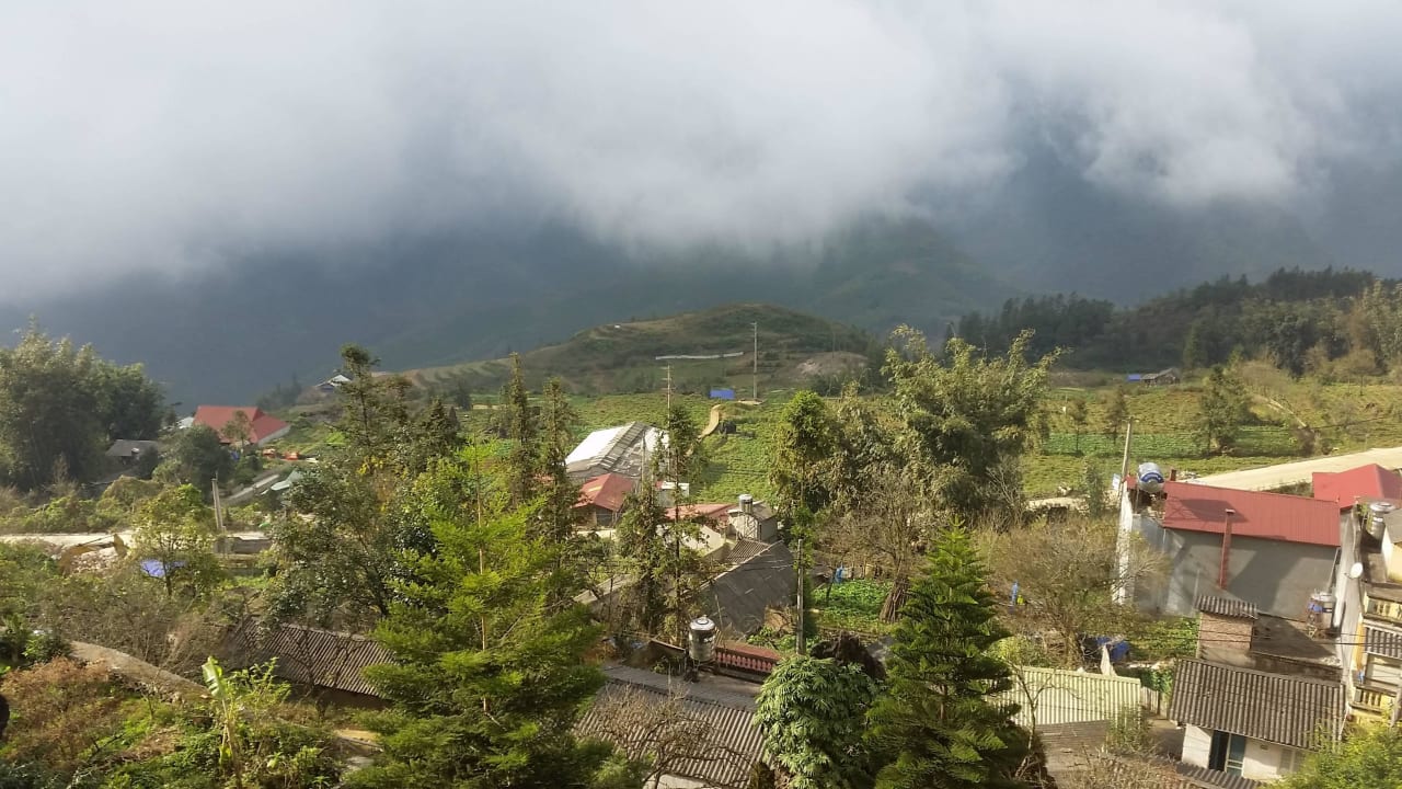 Widok na góry z pokoju Hotel Bamboo Sapa