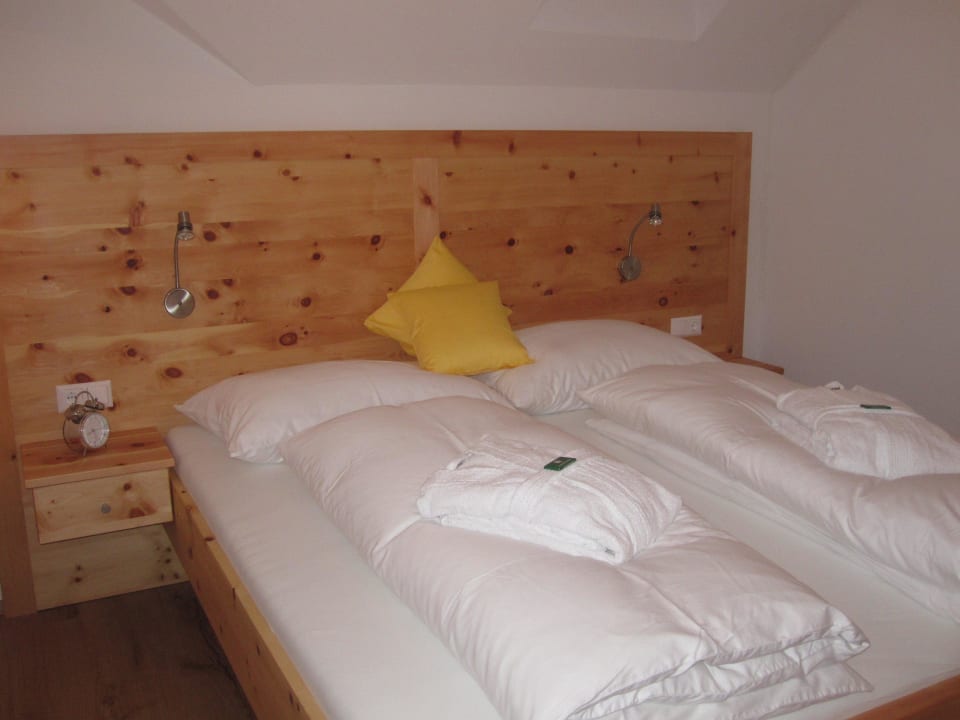 Zirbenbetten im Schlafzimmer Hotel Bramlhof