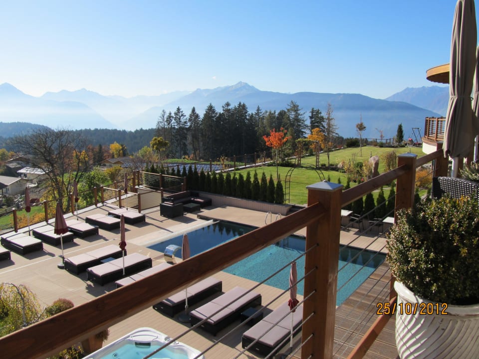 Ausblick von Terrasse auf den Außenpoo Hotel Chalet Mirabell