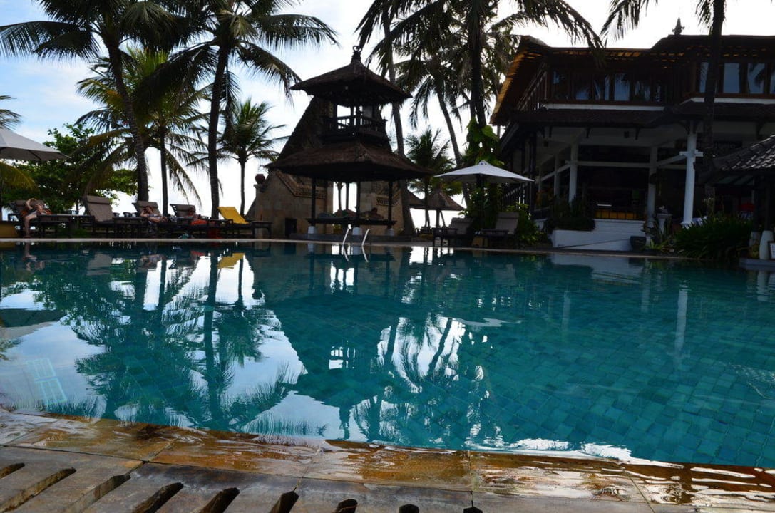Spiegelung im Pool Candi Beach Resort and Spa