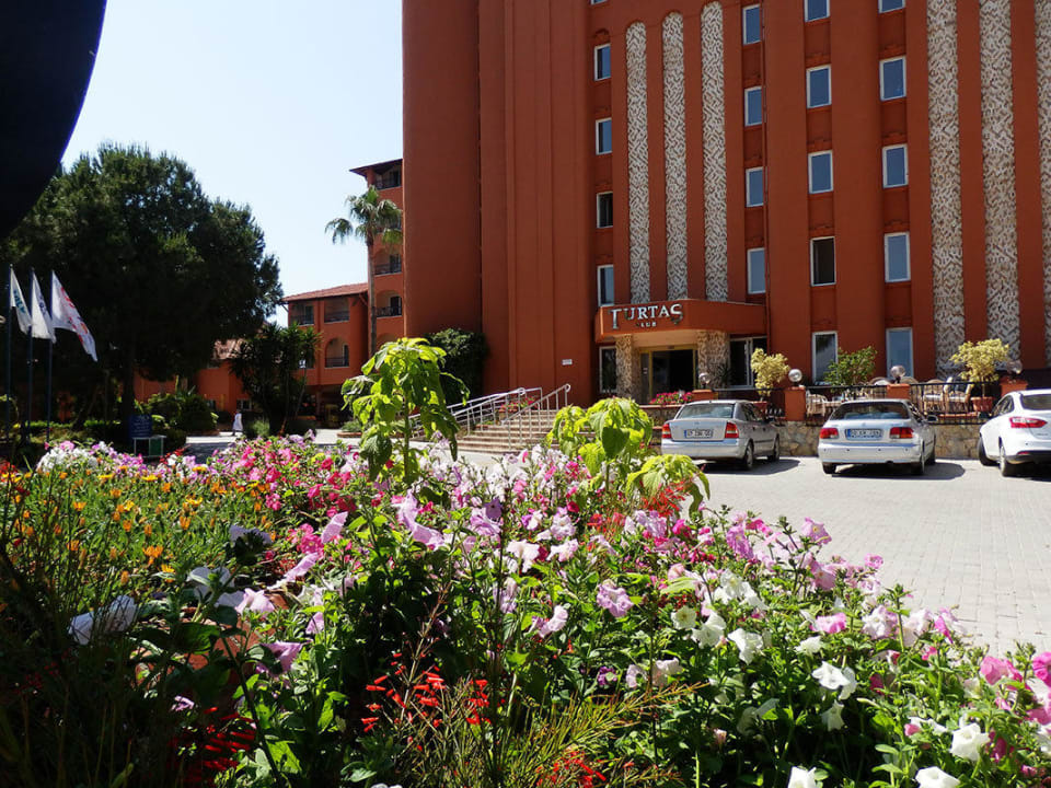 Hoteleingang Club Turtas Beach Hotel